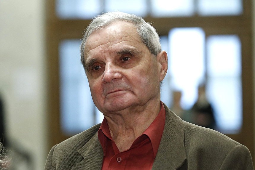 Возложение цветов ветеранами Минэкономразвития к памятной доске работников Госплана СССР