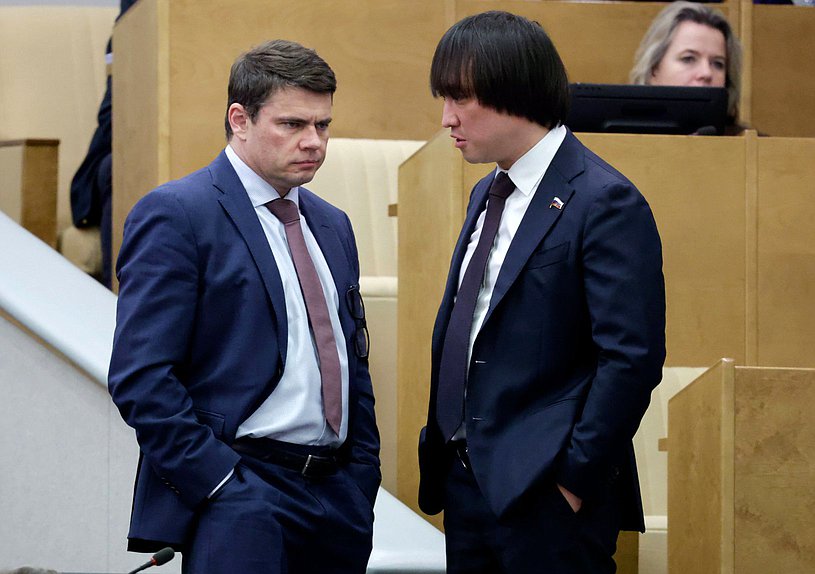 Председатель Комитета по информационной политике, информационным технологиям и связи Сергей Боярский и Председатель Комитета по туризму и развитию туристической инфраструктуры Сангаджи Тарбаев