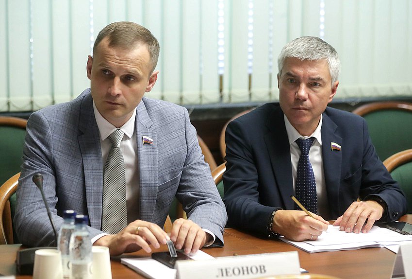 Заместитель Председателя Комитета по охране здоровья Сергей Леонов и член Комитета по физической культуре и спорту Евгений Ревенко