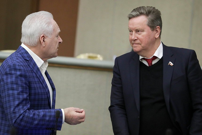Первый заместитель Председателя Комитета по аграрным вопросам Олег Нилов (справа)