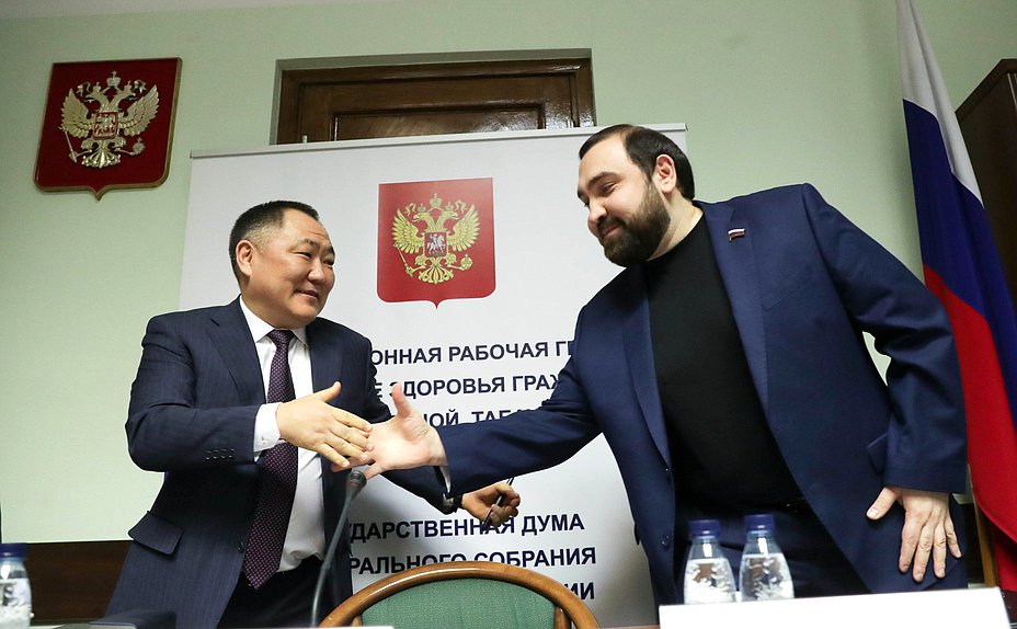 Заместитель Председателя Государственной Думы Шолбан Кара-оол и член Комитета по безопасности и противодействию коррупции Бийсултан Хамзаев