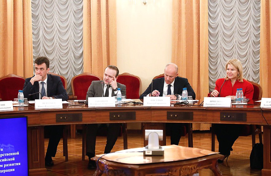 Заместитель Председателя Государственной Думы Владислав Даванков (второй слева)