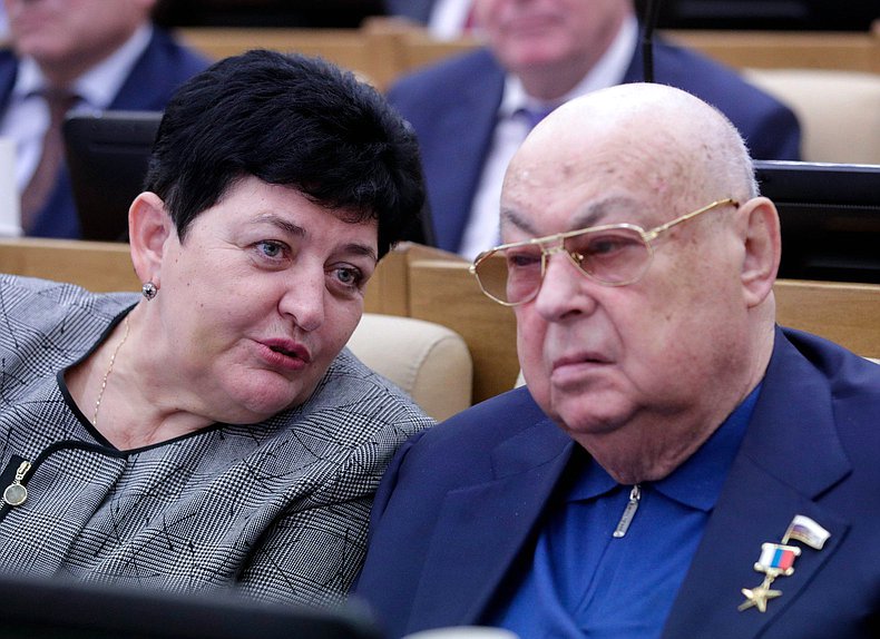 Член Комитета по культуре Ольга Германова и член Комитета по строительству и жилищно-коммунальному хозяйству Владимир Ресин