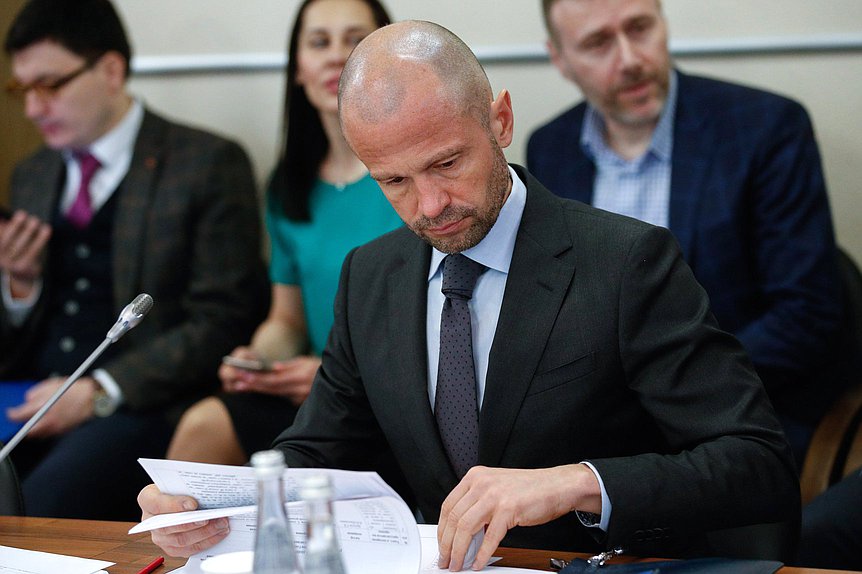 Первый заместитель Председателя Комитета по строительству и жилищно-коммунальному хозяйству Роман Лябихов