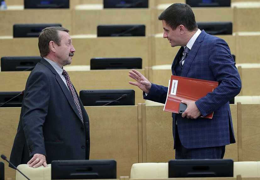 Член Комитета по энергетике Геннадий Скляр и член Комитета по информационной политике, информационным технологиям и связи Вадим Деньгин