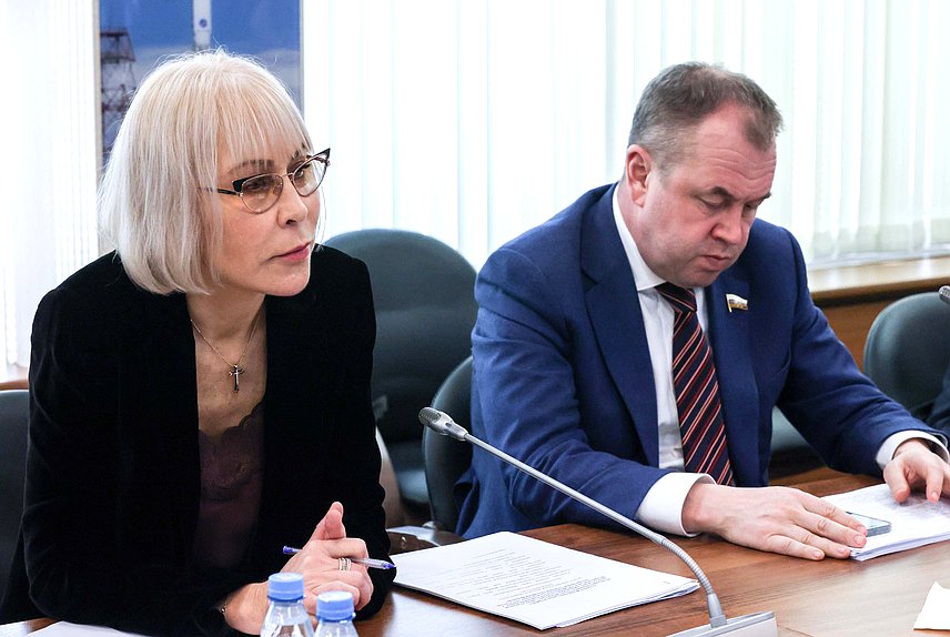 Первый заместитель Председателя Комитета по экономической политике Надежда Школкина и заместитель Председателя Комитета Станислав Наумов