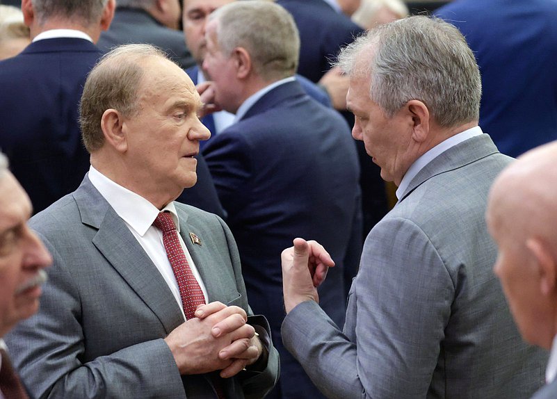 Руководитель фракции КПРФ Геннадий Зюганов и Председатель Комитета по делам СНГ, евразийской интеграции и связям с соотечественниками Леонид Калашников