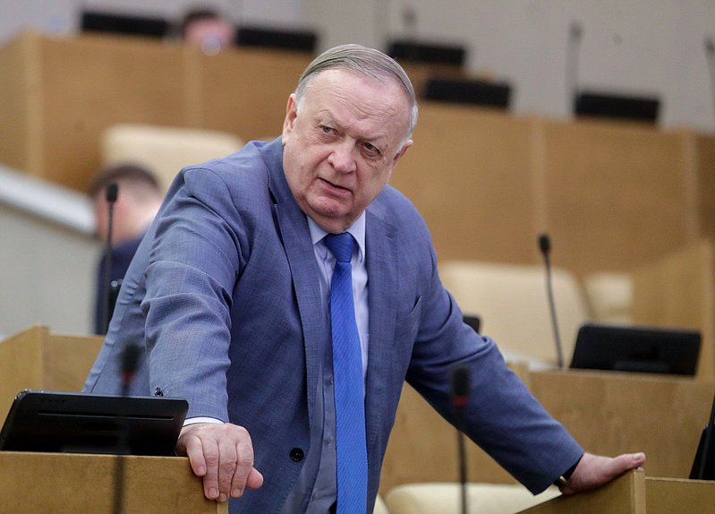 Член Комитета по обороне Виктор Заварзин