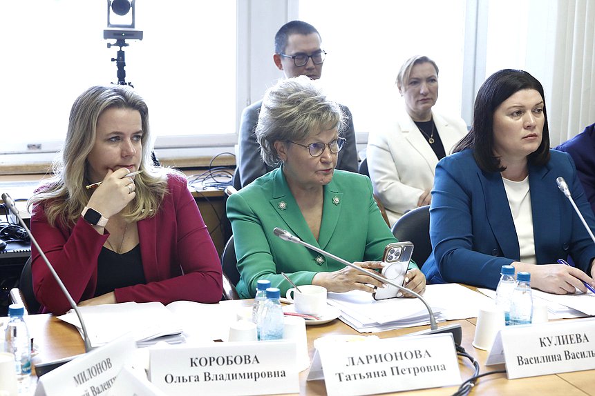 Члены Комитета по защите семьи, вопросам отцовства, материнства и детства Ольга Коробова, Татьяна Ларионова и Василина Кулиева