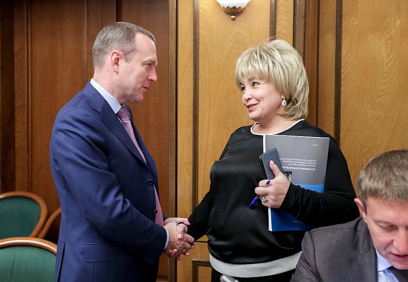 Заместитель Председателя Комитета по финансовому рынку Константин Бахарев и заместитель Председателя Комитета по контролю и Регламенту Ирина Марьяш