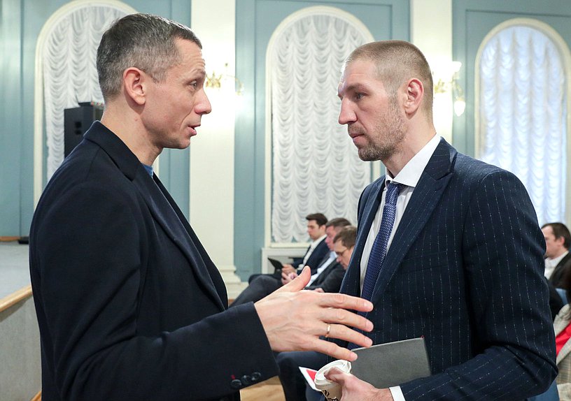 Первый заместитель Председателя Комитета по физической культуре и спорту Дмитрий Пирог (справа)