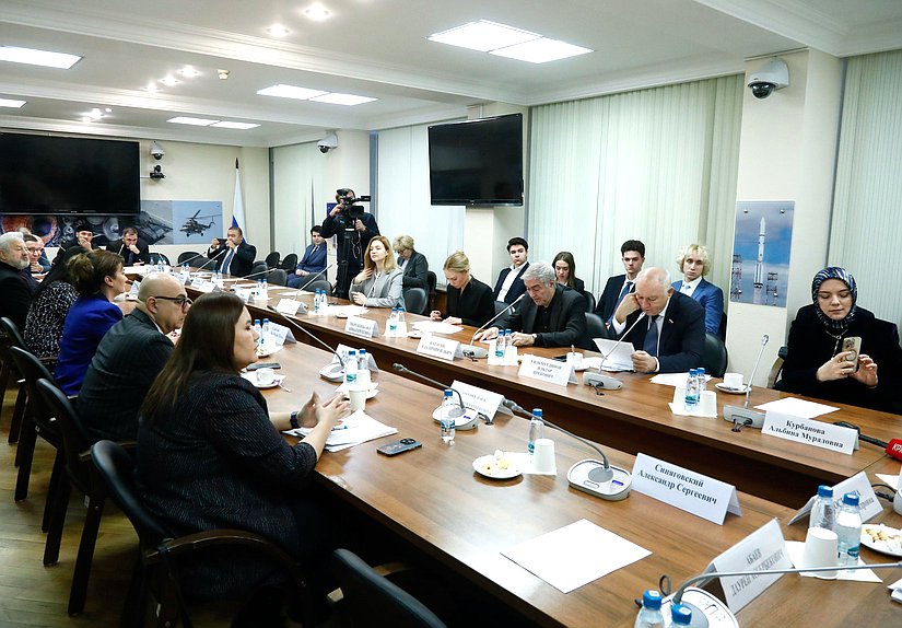 Круглый стол на тему защиты позиций русского языка в странах постсоветского пространства