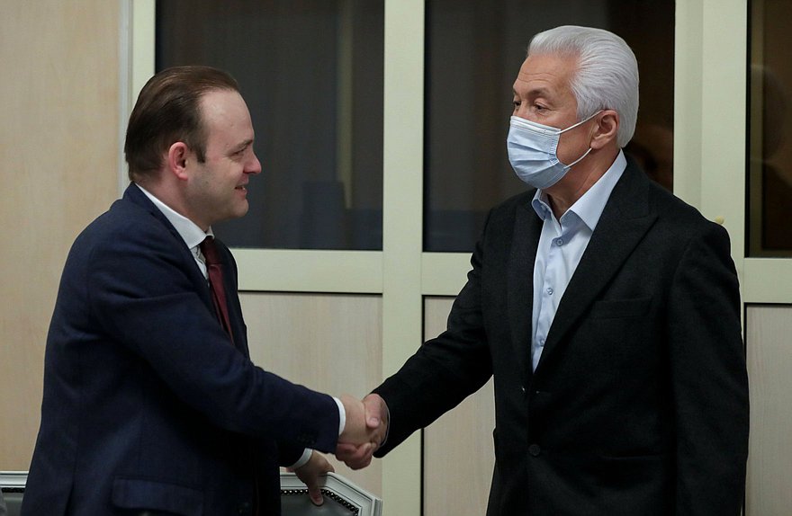 Избранные депутаты Государственной Думы VIII созыва Владислав Даванков (партия «Новые люди») и Владимир Васильев (партия «Единая Россия»)