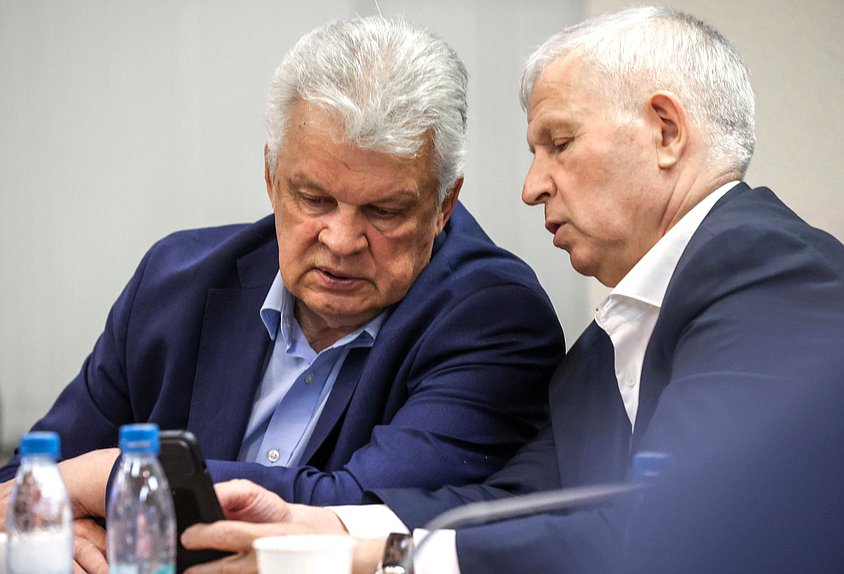 Члены Комитета по экономической политике Виктор Казаков и Виктор Кидяев