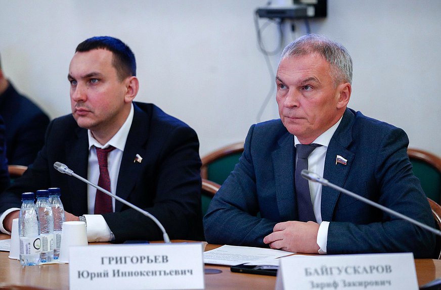 Члены Комитета по экологии, природным ресурсам и охране окружающей среды Максим Иванов и Юрий Григорьев