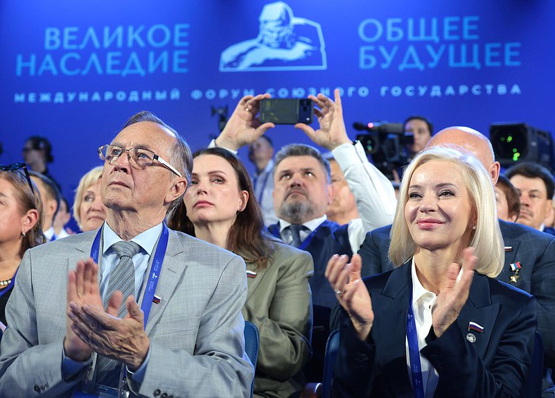 El Primer Jefe Adjunto del Comité para el Desarrollo de la Sociedad Civil, Cuestiones de los Asuntos Públicos y Religiosos Nikolay Burlyaev y Jefa del Comité de Cultura Olga Kazakova. Sesión plenaria del Foro Internacional “Gran legado – futuro común”