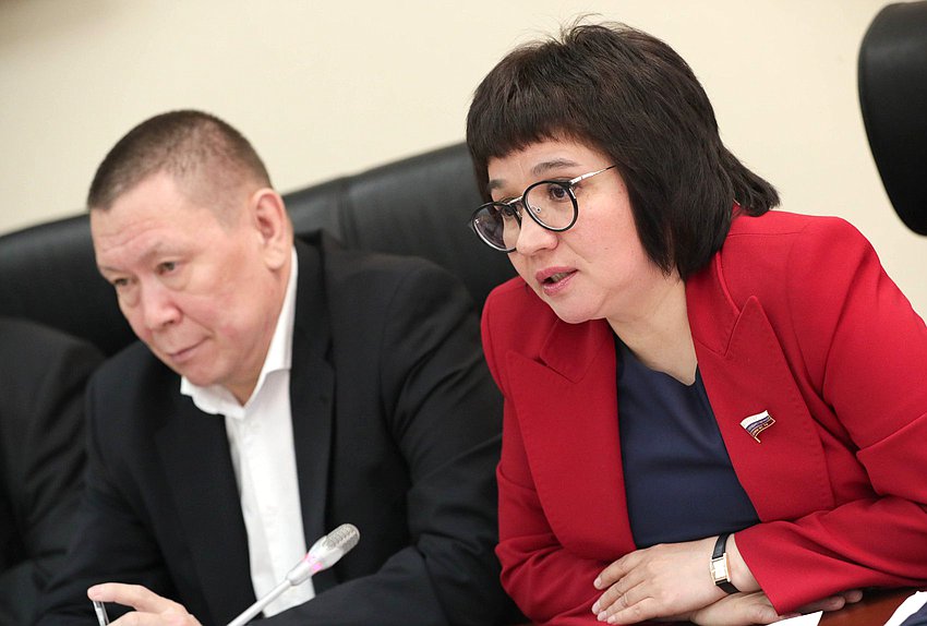 Сенатор РФ Григорий Ледков и член Комитета по делам национальностей Елена Евтюхова