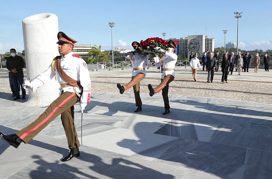 El Jefe de la Duma Estatal, Vyacheslav Volodin, colocó una ofrenda floral ante el monumento a José Martí en la Habana