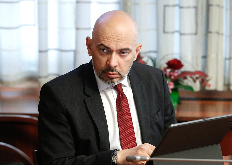 Заместитель Председателя Комитета по вопросам собственности, земельным и имущественным отношениям Николай Николаев