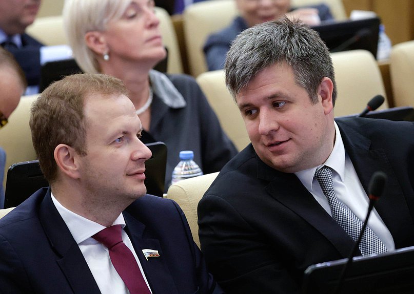 Член Комитета по малому и среднему предпринимательству Алексей Говырин и заместитель Председателя Комитета по молодежной политике Александр Толмачев