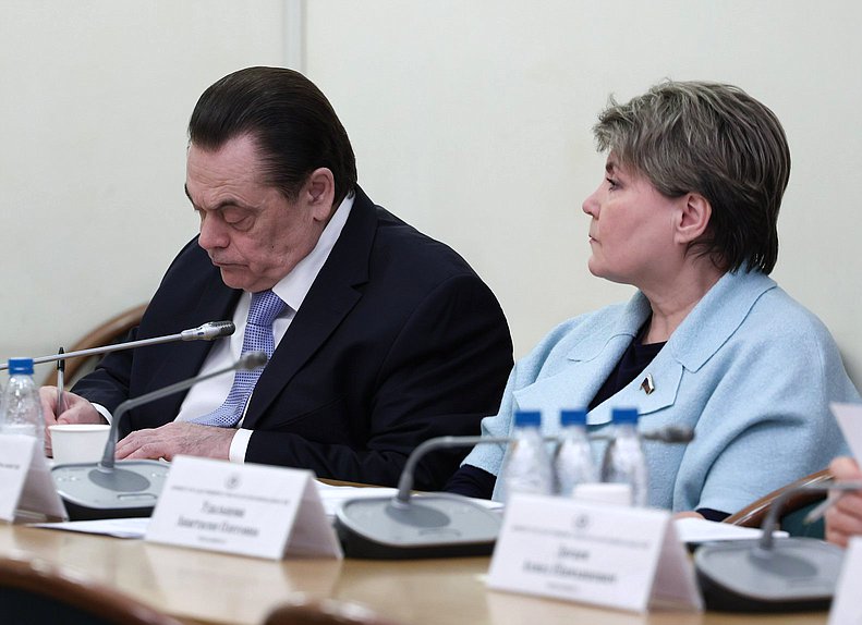 Члены Комитета по делам национальностей Геннадий Семигин и Лариса Буранова