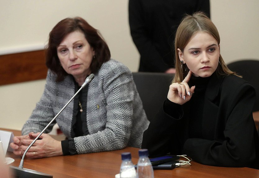 Член Комитета по науке и высшему образованию Ольга Пилипенко (слева)