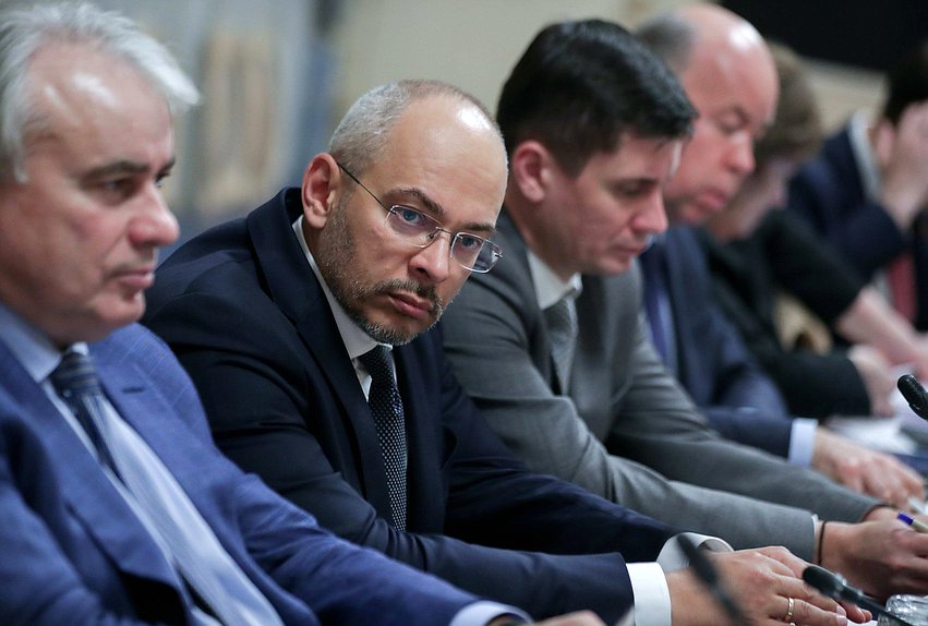Председатель Комитета по природным ресурсам, собственности и земельным отношениям Николай Николаев