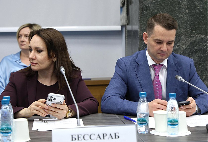 Член Комитета по труду, социальной политике и делам ветеранов Светлана Бессараб и Председатель Комитета по труду, социальной политике и делам ветеранов Ярослав Нилов
