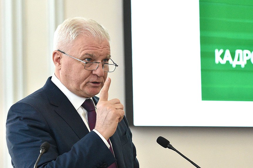 Первый заместитель Председателя Комитета по аграрным вопросам Владимир Плотников