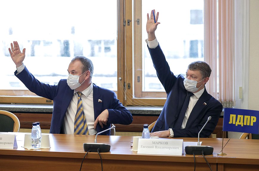 Заместитель Председателя Комитета по экономической политике Станислав Наумов и заместитель Председателя Комитета по экологии, природным ресурсам и охране окружающей среды Евгений Марков