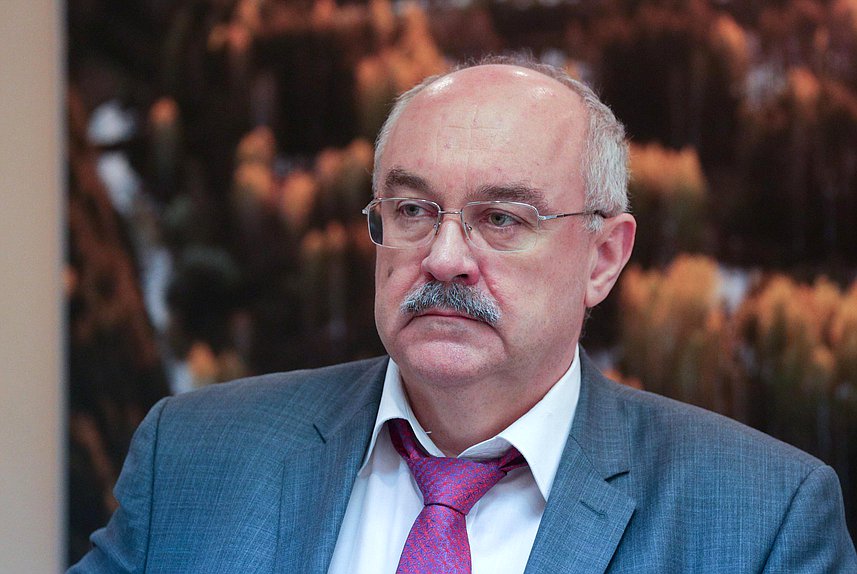 Член Комитета по природным ресурсам, собственности и земельным отношениям Михаил Бугера