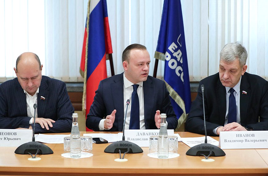 Заместитель Председателя Комитета по развитию гражданского общества, вопросам общественных и религиозных объединений Олег Леонов, заместитель Председателя Государственной Думы Владислав Даванков и член Комитета по промышленности и торговле Владимир Иванов