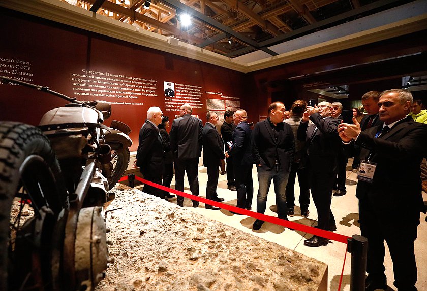 Члены делегаций стран-членов ОДКБ посетили выставки "Великая Победа. Россия - моя история" и "Без срока давности. Нюрнберг. 80 лет" в Москве