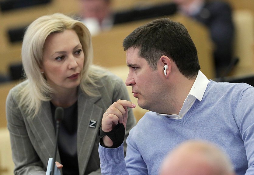 Председатель Комитета по развитию гражданского общества, вопросам общественных и религиозных объединений Ольга Тимофеева и заместитель Председателя Комитета по молодежной политике Михаил Киселев