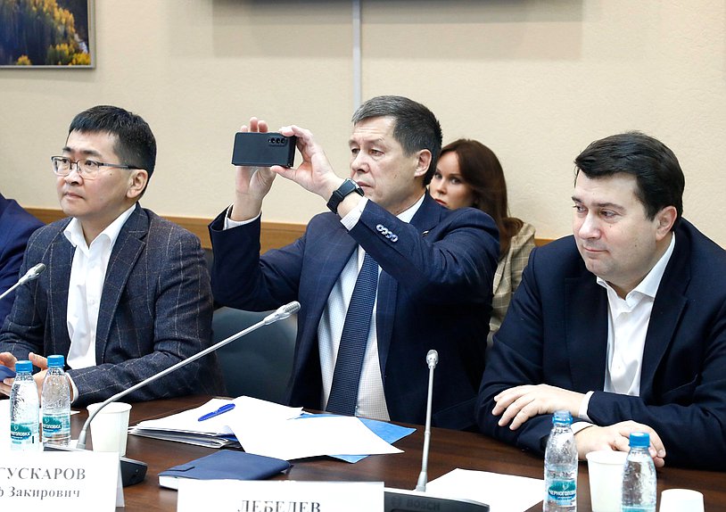 Члены Комитета по экологии, природным ресурсам и охране окружающей среды Николай Будуев и Зариф Байгускаров и заместитель Председателя Комитета Олег Лебедев