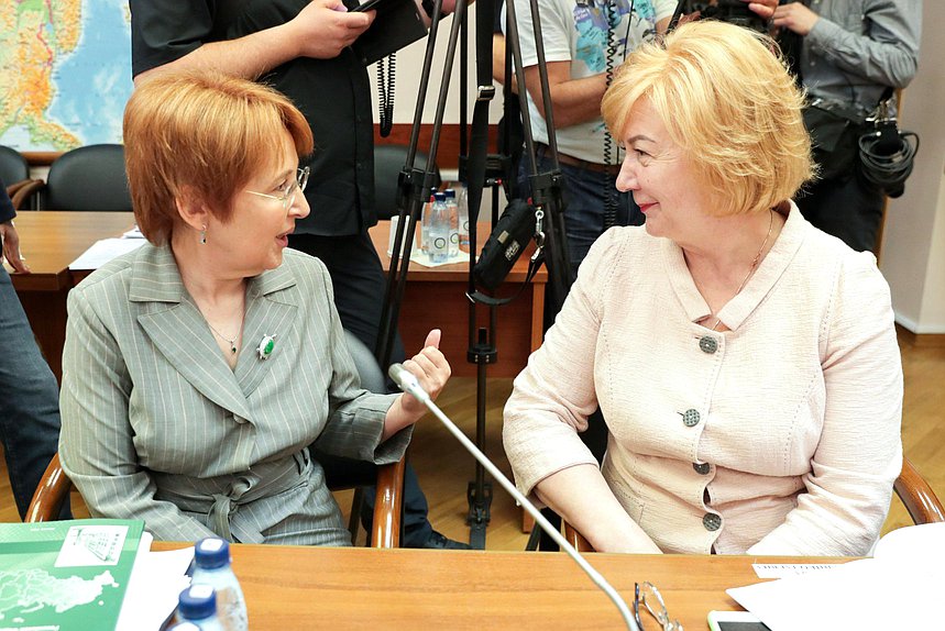 Члены Комитета по бюджету и налогам Оксана Дмитриева и Валентина Артамонова