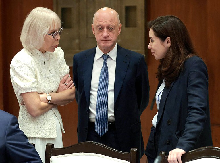 First Deputy Chairwoman of the Committee on Economic Policy Nadezhda Shkolkina and Deputy Chairmen of the State Duma Alexander Babakov and Maria Voropaeva