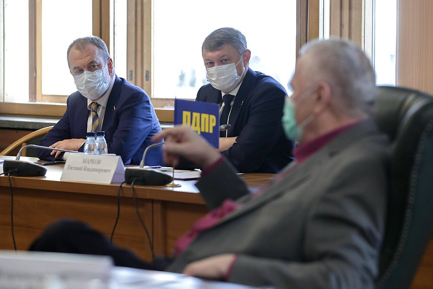 Заместитель Председателя Комитета по экономической политике Станислав Наумов и заместитель Председателя Комитета по экологии, природным ресурсам и охране окружающей среды Евгений Марков