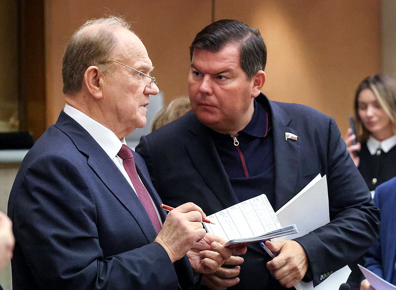 Руководитель фракции КПРФ Геннадий Зюганов и член Комитета по строительству и ЖКХ Михаил Авдеев