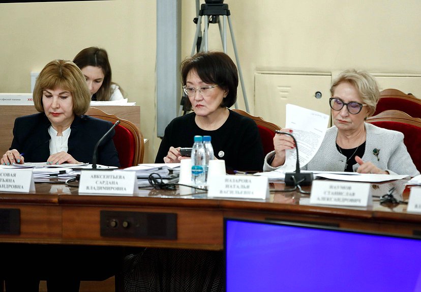 Заместитель Председателя Комитета по государственному строительству и законодательству Сардана Авксентьева и заместитель Председателя Комитета по энергетике Наталья Назарова