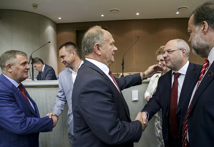 Руководитель фракции КПРФ Геннадий Зюганов и Председатель Комитета по развитию гражданского общества, вопросам общественных и религиозных объединений Сергей Гаврилов