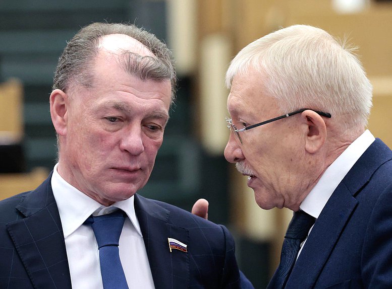 Председатель Комитета по экономической политике Максим Топилин и Председатель Комитета по контролю Олег Морозов