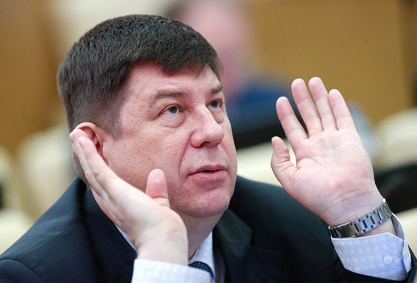 Член Комитета по просвещению Виктор Смирнов