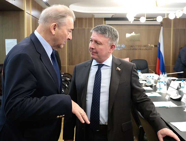 Члены Комитета по физической культуре и спорту Владислав Третьяк и Амир Хамитов