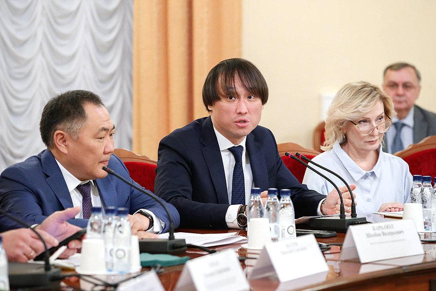 Заместитель Председателя Государственной Думы Шолбан Кара-оол, Председатель Комитета по туризму и развитию туристической инфраструктуры Сангаджи Тарбаев и сенатор РФ Инна Святенко