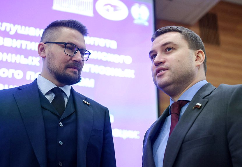 Первый заместитель Председателя Комитета по развитию гражданского общества, вопросам общественных и религиозных объединений Артем Бичаев (справа)
