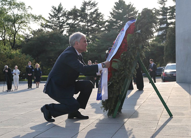 Председатель Государственной Думы Вячеслав Володин возложил венок к монументу "Освобождение"