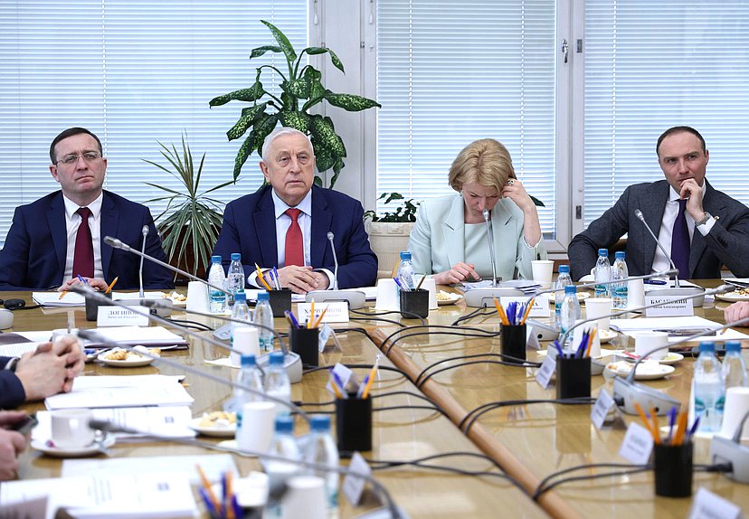 Председатель Комитета по развитию Дальнего Востока и Арктики Николай Харитонов, Первый заместитель Председателя Комитета Вячеслав Логинов, Аудитор Счетной палаты РФ Наталья Трунова и Статс-секретарь - заместитель Министра РФ по развитию Дальнего Востока и Арктики Антон Басанский