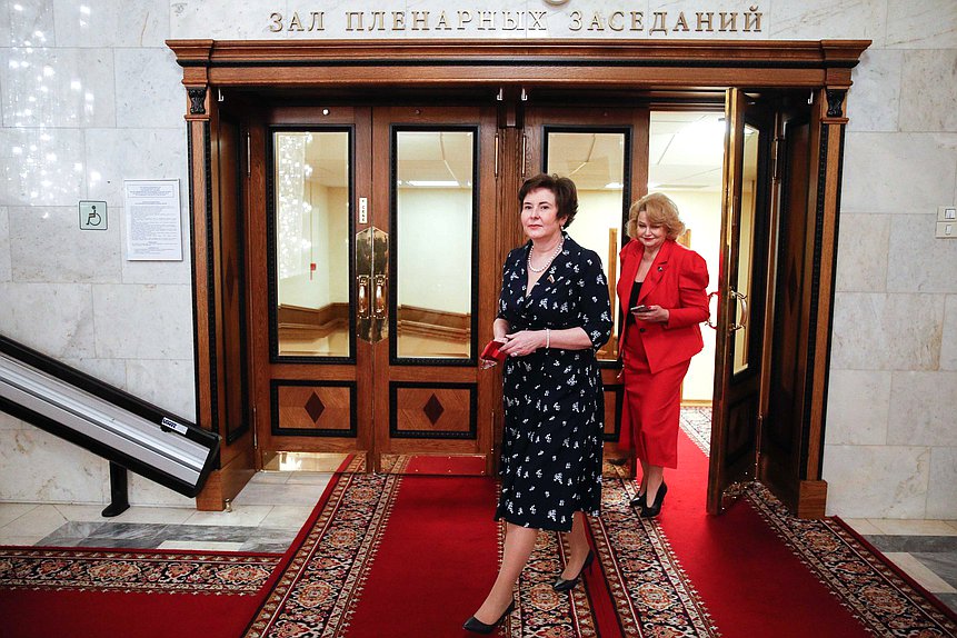 Заместитель Председателя Комитета по строительству и жилищно-коммунальному хозяйству Светлана Разворотнева и Председатель Комитета по вопросам семьи, женщин и детей Нина Останина