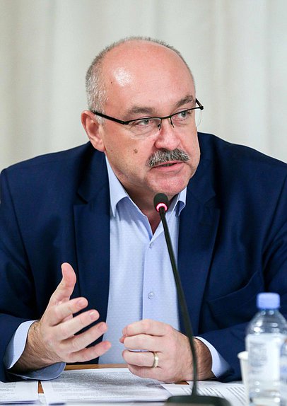 Член Комитета по природным ресурсам, собственности и земельным отношениям Михаил Бугера